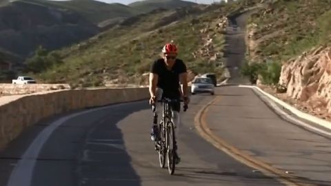 Carlos Gutiérrez recorrerá más de 700 millas desde El Paso hasta Austin para crear conciencia sobre la necesidad de cambiar las normas para que los mexicanos puedan obtener asilo político en EEUU.