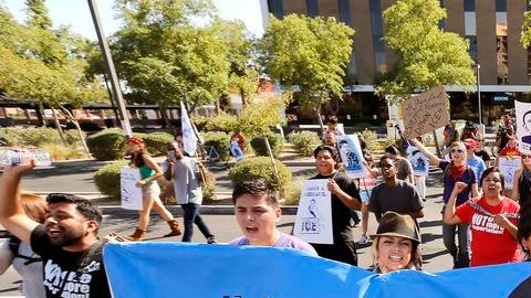 El diario The New York Times recordó las innumerables marchas y vigilias que se han realizado en todo el país pidiéndole al presidente Obama detener su política de deportaciones masivas.