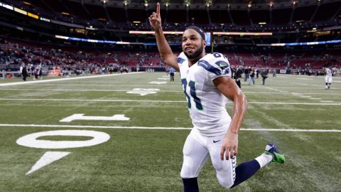 El receptor abierto de Seattle Golden Tate (81) y su celebración.