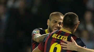 Cesc Fábregas celebra su gol junto con Dani Alves, Messi y Alexis Sánchez