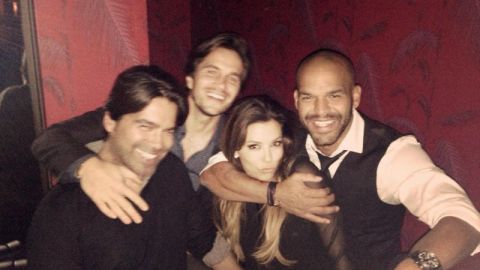 Como prueba de que no pasó el fin de semana con Eduardo Cruz, Longoria publicó una foto con Amaury Nolasco y con Brian Atwood en su Twitter.