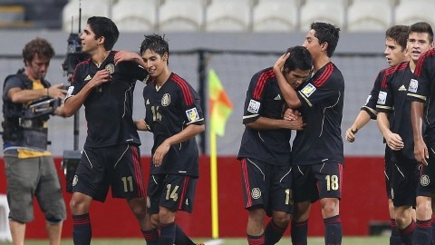 Los jugadores de México celebran el triunfo 2-0 sobre los italianos.