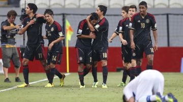Los jugadores de México celebran el triunfo 2-0 sobre los italianos.