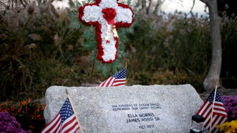 En Staten Island, los vecinos levantaron un altar para recordar sus fallecidos durante el paso de "Sandy".