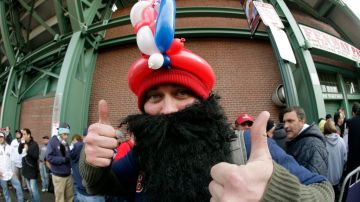 Michael Mahoney, un fan de los barbudos,espera un boleto de reventa a las afueras del Fenway Park.