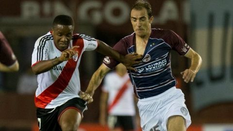 Carlos Carbonero, del River Plate, disputa el esférico con Leandro Somoza, del Lanús