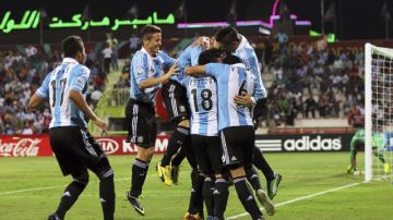 Jugadores argentinos celebran un  gol en el triunfo 3-1 sobre Túnez.
