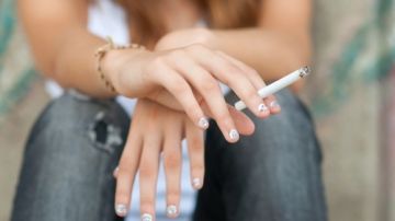 El actual límite para permitir a jóvenes  comprar cigarrillos desde los 18 años es un mínimo federal y es lo común en muchos lugares.