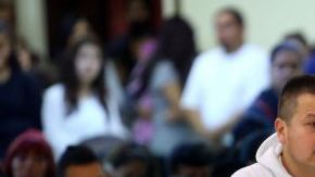 Sujey López,  junto a su esposo Rodrigo, abraza el ataúd con los restos de su hijo  Andy, durante la misa de cuerpo presente realizada en la Parroquia de la Resurrección en Santa Rosa, California.