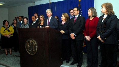 El fiscal del Distrito de Manhattan, Cyrus R. Vance, se reunió ayer con la Coalición de Consulados Latinoamericanos de Nueva York, para anunciar la campaña antifraude.