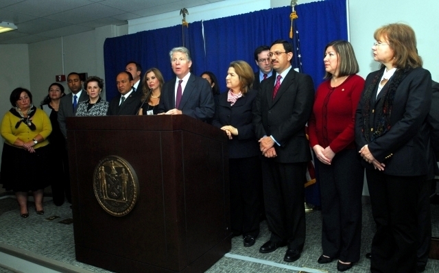 El fiscal del Distrito de Manhattan, Cyrus R. Vance, se reunió ayer con la Coalición de Consulados Latinoamericanos de Nueva York, para anunciar la campaña antifraude.