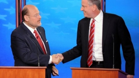 El republicano Joe Lhota (izquierda) y el demócrata Bill de Blasio durante el debate final que sostuvieron anoche previo a las elecciones por la alcaldía de Nueva York el 5 de noviembre.