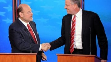 El republicano Joe Lhota (izquierda) y el demócrata Bill de Blasio durante el debate final que sostuvieron anoche previo a las elecciones por la alcaldía de Nueva York  el 5 de noviembre.