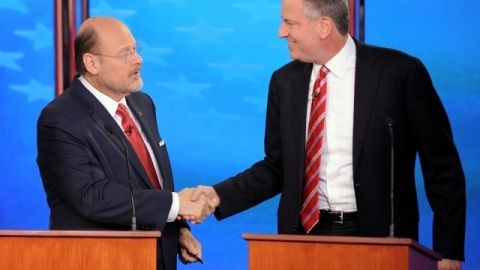 El republicano Joe Lhota (izquierda) y el demócrata Bill de Blasio durante el debate final que sostuvieron anoche previo a las elecciones por la alcaldía de Nueva York el 5 de noviembre.
