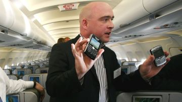 La FAA sí permitirá que los teléfonos inteligentes con capacidad de internet inalámbrico puedan chequearse durante los vuelos.