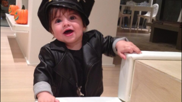 Gerard Piqué publicó la imagen de su hijo Milan disfrazado de policía.