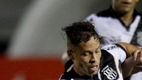 Baraka (izq.) del Ponte Preta  intenta  defender la pelota de la marca recia del defensor    Alejandro Cabral de  Vélez Sarsfield.