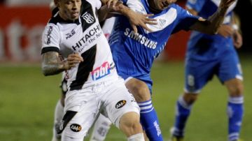 Baraka (izq.) del Ponte Preta  intenta  defender la pelota de la marca recia del defensor    Alejandro Cabral de  Vélez Sarsfield.