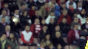 Diego Costa, del Atlético de Madrid, anota el primer tanto de pena máxima.