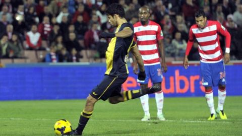 Diego Costa, del Atlético de Madrid, anota el primer tanto de pena máxima.