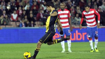 Diego Costa, del Atlético de Madrid, anota el primer tanto de pena máxima.