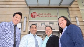 Jackie Zhang, Wanigasinghe, Chantal Cortes y Ednita Lee de Libi representantes de Long Island Business Institute, uno de los lugares preferidos por los jóvenes de la comunidad para estudiar.