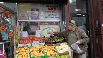 Esta bodega de East Harlem acepta los cupones de alimentos, los que reflejarán recortes a partir de hoy.