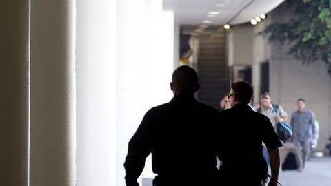 Oficiales buscaban posibles evidencias que hubiese dejado en la zona el pistolero.