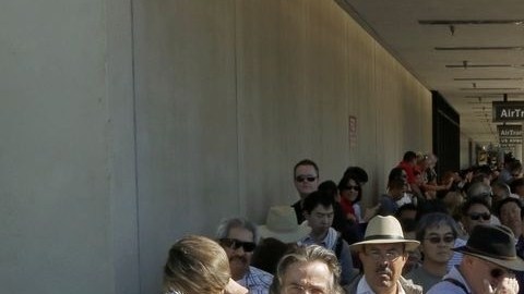 Decenas de viajeros fueron sacados del aeropuerto en medio de la emergencia.