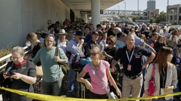 Decenas de viajeros fueron sacados del aeropuerto en medio de la emergencia.
