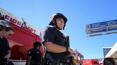 LAX continúa en estado de emergencia, con vigilancia aumentada tras el tiroteo que dejo 7 heridos y un muerto.