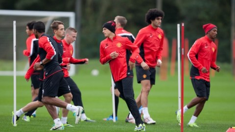 Javier Hernández, al centro, en la práctica del Manchester United que hoy visita al Fulham, equipo que ocupa la parte baja de la tabla.