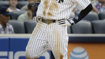 Derek Jeter, decimoprimer capitán de los Yankees de Nueva York, renueva por un año.