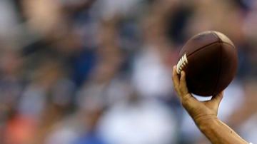 Tony Romo conectó dos pases para touchdown, uno de último minuto con Dwayne Harris.