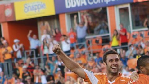 El Dynamo celebra la anotación de Omar Cummigs que empató el partido a dos goles en tiempo de compensación.