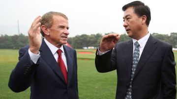 El Comisionado de la PGA Tim Finchem con el director de la Asociación China de golf (controlada por el estado) Zhang Xiaoning.