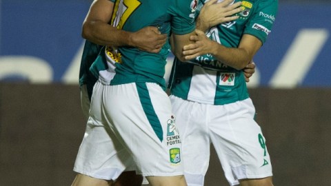 Jugadores del León celebran con Carlos Peña la anotación que los clasifica a la fase final que disputan los ocho mejores.