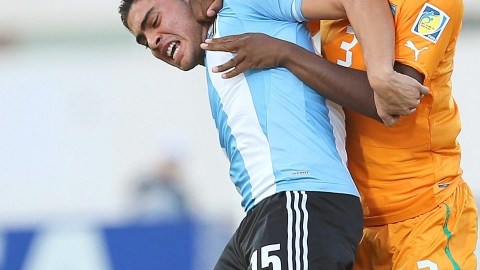 Moreira (izq.) recibe una falta de Meite Yakou, ayer.