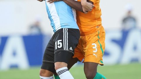 Moreira (izq.) recibe una falta de Meite Yakou, ayer.
