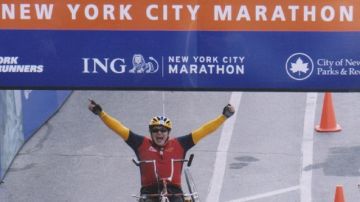 Ricardo Corral cuando cruzaba la meta en el Maratón de Nueva York de 2007.