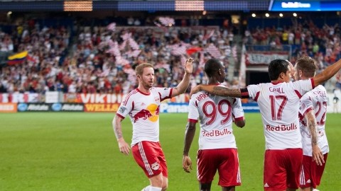 Jugadores de los Red Bulls de Nueva York celebran el triunfo de su equipo. Hoy visitan al Dynamo en el inicio de los playoffs.