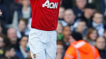 Antonio Valencia abrió la ruta de la victoria del Manchester United ayer sobre el Fulham.