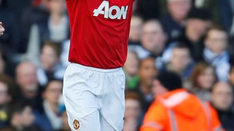 Antonio Valencia abrió la ruta de la victoria del Manchester United ayer sobre el Fulham.