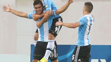 Jugadores de la selección argentina festejan un gol de Rodrigo Moreira (15) en el partido contra Costa de Marfil, disputado ayer en in Sharjah, Emiratos Arabes.