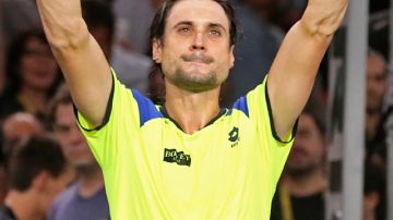 David Ferrer (izq) venció a Rafa Nadal y defenderá su título de París ante Novak Djokovic (d).