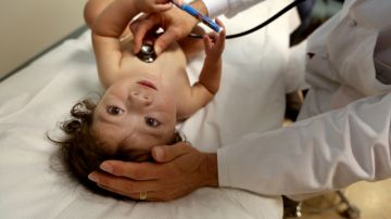 El doctor Mark Sklansky del hospital de niños  UCLA Mattel revisa al pequeño Matthew Vasquez, un milagro de vida.