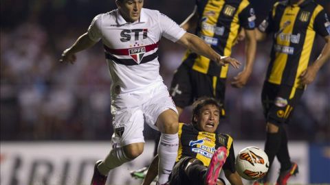 El jugador de Sao Paulo Luis Fabiano (c).
