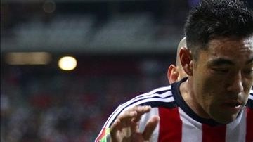 El jugador de Chivas Marco Jhonfai Fabián (frente) disputa el balón en el Estadio Omnilife, en la ciudad mexicana de Guadalajara.