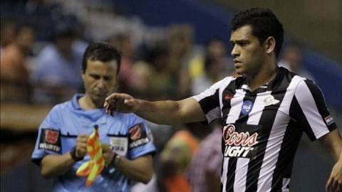 El jugador del Libertad de Paraguay, Jorge Eduardo Recalde (d) celebra el segundo gol, ante el Itagüí de Colombia, durante el juego de ida por los cuartos de finales de la Copa Sudamericana disputado el 31 de octubre de 2013, en el estadio, Nicoláz Leoz de Asunción (Paraguay). EFE