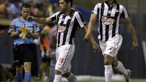 El jugador del Libertad de Paraguay, Jorge Eduardo Recalde (d) celebra el segundo gol, ante el Itagüí de Colombia, durante el juego de ida por los cuartos de finales de la Copa Sudamericana disputado el 31 de octubre de 2013, en el estadio, Nicoláz Leoz de Asunción (Paraguay). EFE